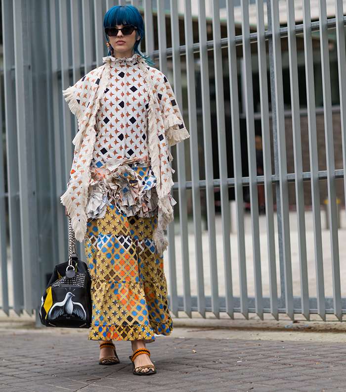 اقمشة متعددة الاشكال والالون تسيطر على شوراع باريس خلال اسبوع الموضة