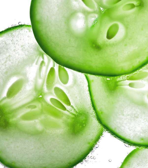 الخيار علاجٌ متكامل يرطّب البشرة ويزيل الهالات السوداء 