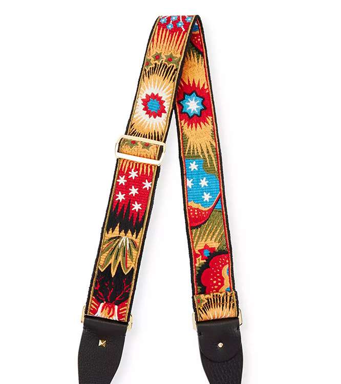 حزام للحقيبة من فالينتينو يعكس موضة القبائل او الترايبيل
