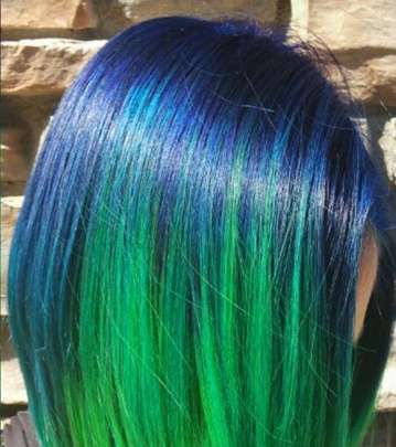 الأخضر والأزرق يجتمعان في صبغة شعر واحدة