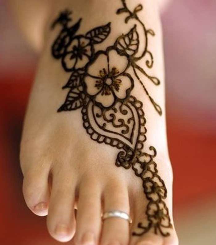 تألقي بنقش حناء ناعم وخفيف لإطلالة مميزة