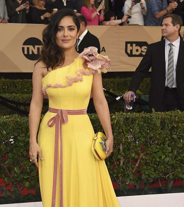 سلمى حايك بفستان من غوتشي في حفل SAG Awards 2017