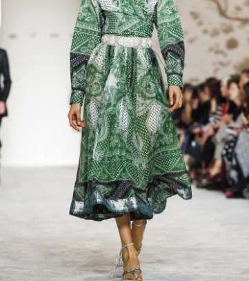 الفستان المطبع بالياقة الكلاسيكية والقصة المحتشمة من Etro