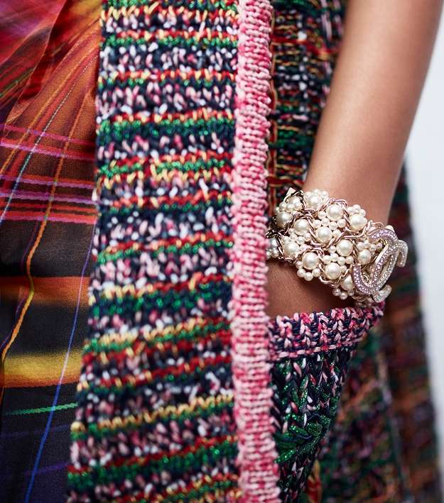 سوار CHANEL العريض مع اللآلئ من CHANEL لصيف 2017