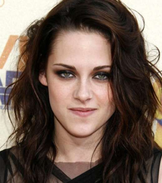 عيون كريستن ستيوارت ملطّخة بالكحل الرمادي