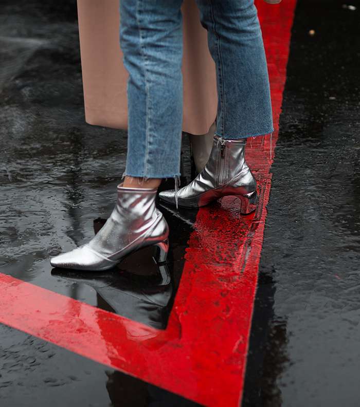 حذاء فضي ميتاليكي في شوارع باريس في اليوم الخامس من اسبوع الموضة