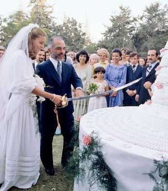 الملك حسين والملكة نور خلال قطعهما كعكة الزفاف