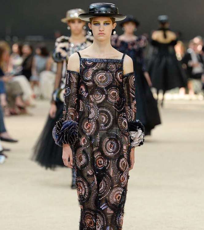 فستان مزين بالشك بقصة مستقيمة بقصة الـ Cut out والاكمام المنسدلة من CHANEL