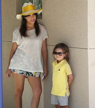 اختاري قمصان Tank Top مع الشورت المطبع على طريقة كورتني كارداشيان