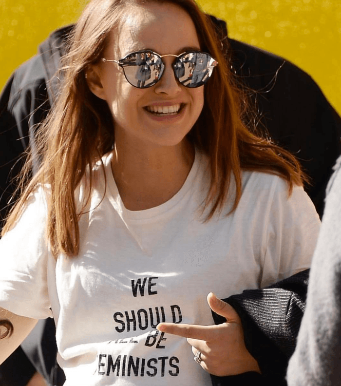 نتالي بورتمان ترتدي التي شيرت الاشهر هذا الموسم من ديور