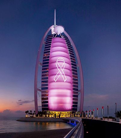إضاءة برج العرب دعماً لحملة إستيه لودر للتوعية بسرطان الثدي