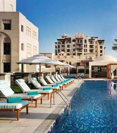حوض السباحة في فندق المنزل في دبي حكاية جمال ورفاهية