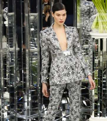 البدلة الرسمية المطبعة مع الحزام الميتاليكي على الخصر من CHANEL لصيف 2017