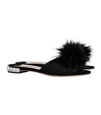 تالقي بموضة الاحذية المسطحة Slippers واختاري حذاء Miu Miu