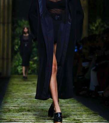 بيلا حديد بموضة الملابس الشفافة مع معطف الترنش من ماكس مارا لصيف 2017