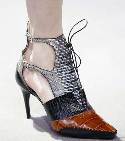 إليكِ أحذية متعددة الأشكال من أبرز دور الأزياء العالمية
