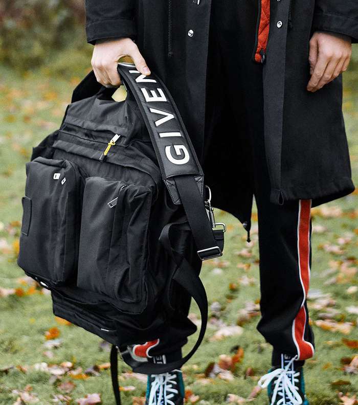 حقيبة رياضية من جيفنشي من  مجموعة ما قبل خريف 2018