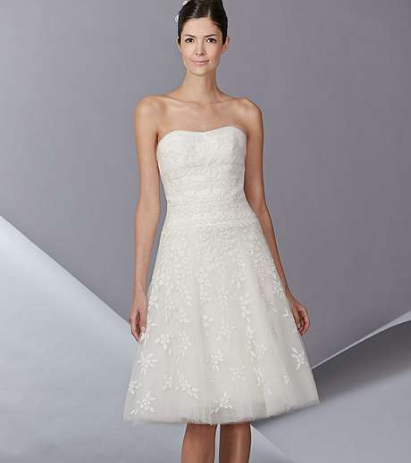 الفستان بالأكتاف العارية