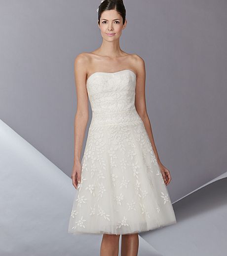 الفستان بالأكتاف العارية