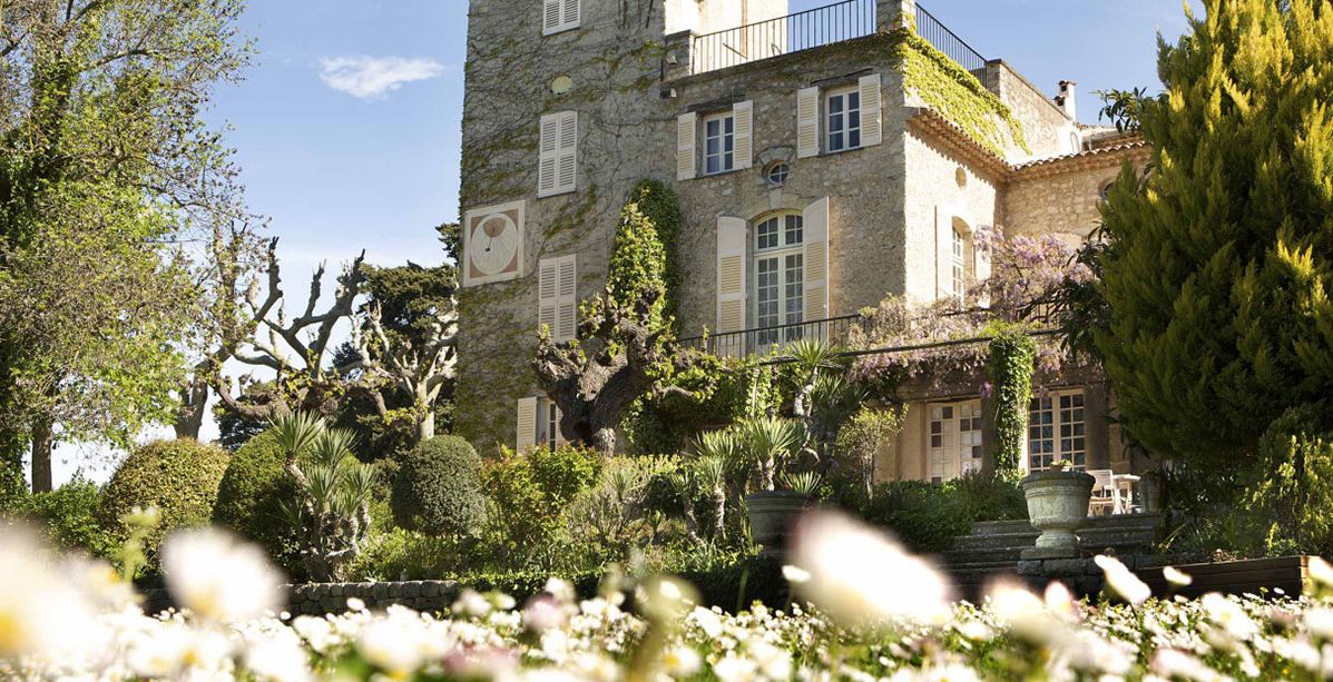 ياسمينة في جولة افتراضية حول Château de La Colle Noire لكريستيان ديور