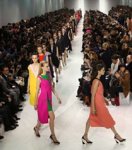 عارضات يبرزن بحذاء Dior مميّز التصميم