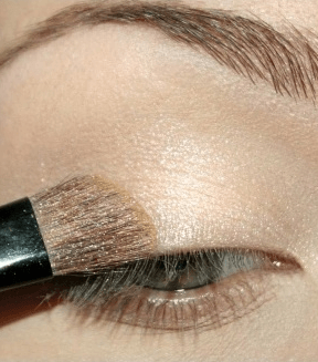 الخطوة الأولى: اللون البيج الفاتح