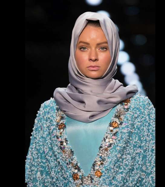 موضة السترات المزينة بالترتر من توقيع Anniesa Hasibuan