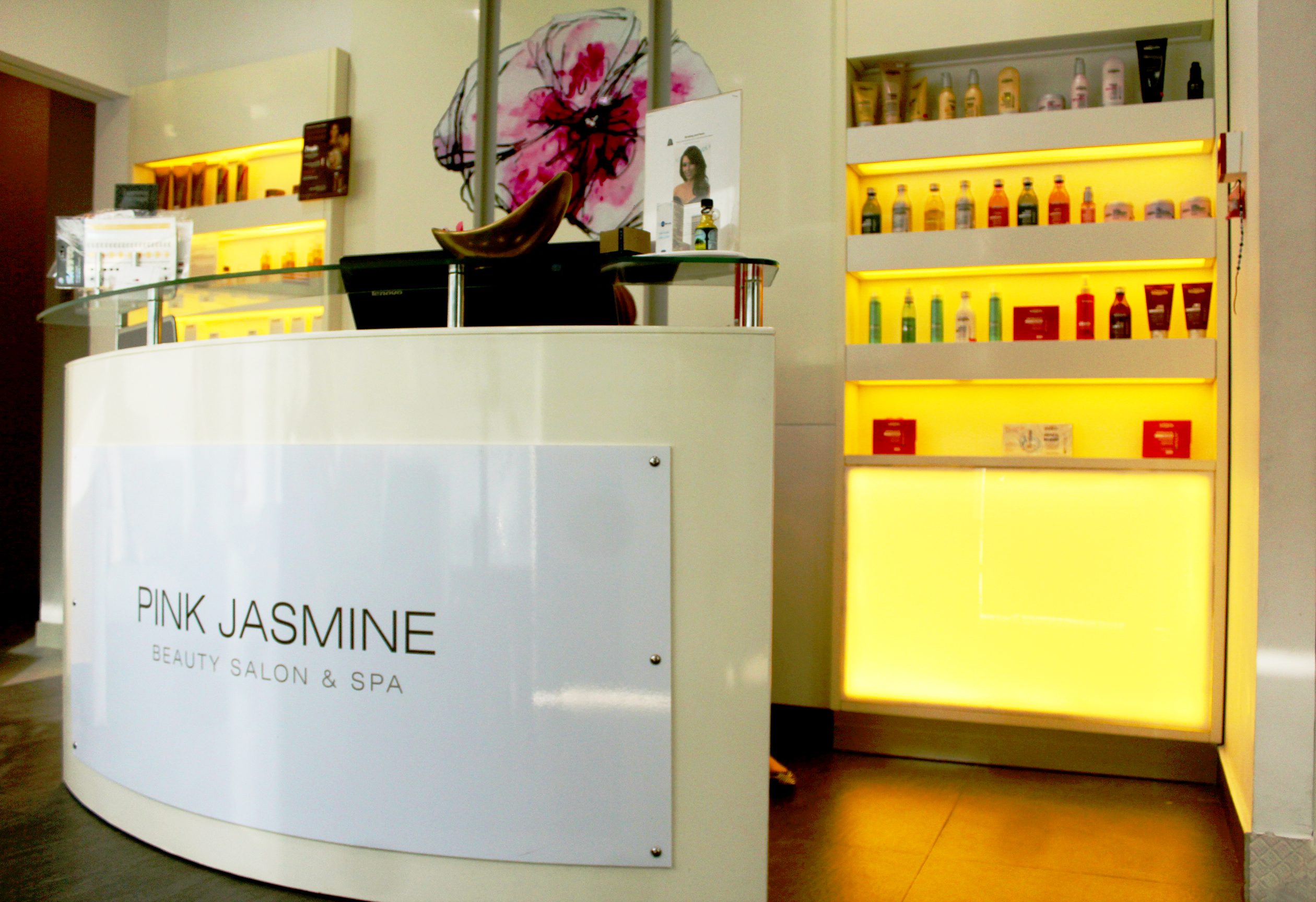 جلسة مناكير وبداكير في صالون Pink Jasmine Beauty Salon & Spa 