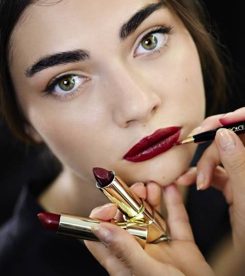الأحمر العنابي على شفاه Dolce & Gabbana