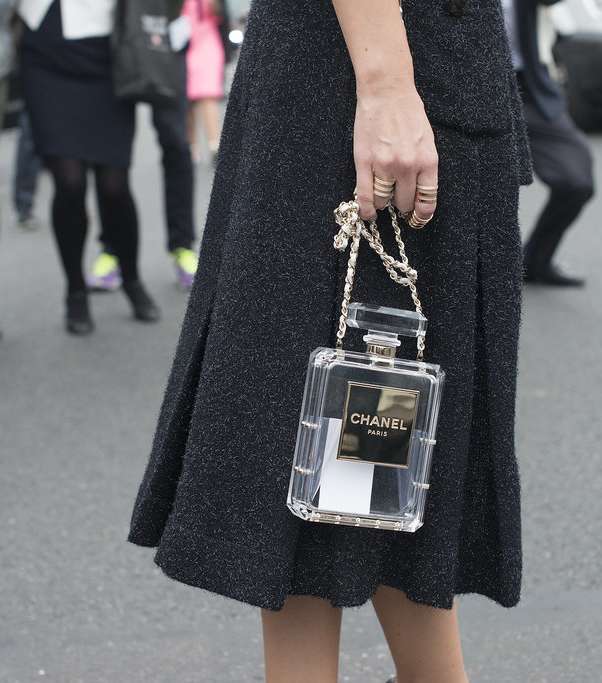 من أشهر تصاميم CHANEL، الحقيبة على شكل زجاجة عطر CHANEL