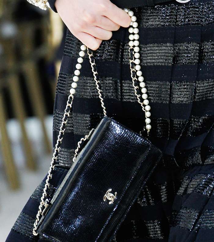 حقيبة CHANEL بالحجم الصغير مع سلاسل اللؤلؤ لشتاء 2017