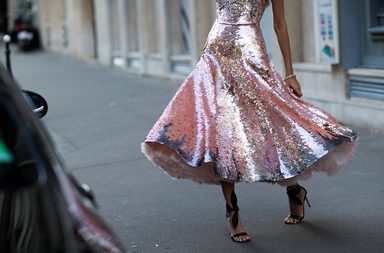 فستان بموضة الترتر في شوارع باريس في اليوم الرابع من اسبوع الازياء الراقية الباريسي