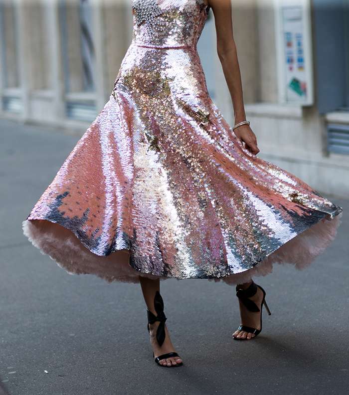 فستان بموضة الترتر في شوارع باريس في اليوم الرابع من اسبوع الازياء الراقية الباريسي