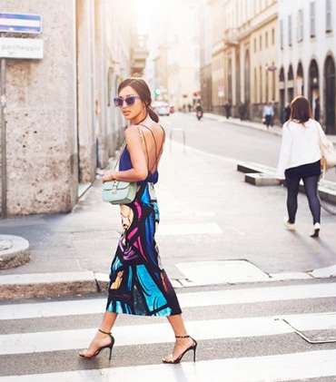 لإطلالة مميّزة، نسّقي التنورة المطبّعة مع القميص الحريري