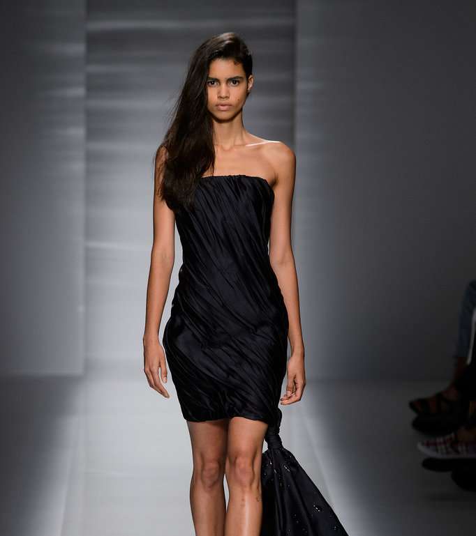 من فساتين الهوت كوتور لشتاء 2015، نتوقع أن نرى هذا الفستان من Vionnet على السجادة الحمراء