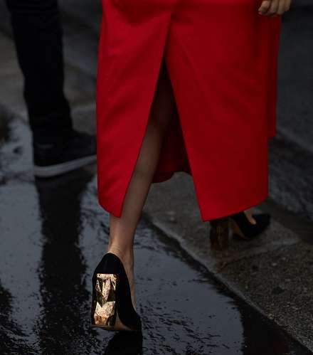 موضة الـ Block heels في شوارع باريس في اليوم الاول من اسبوع الموضة الباريسي