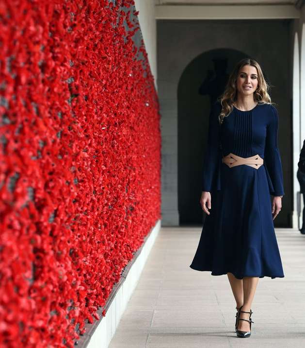 الملكة رانيا تختار الاحزمة العريض لفساتينها