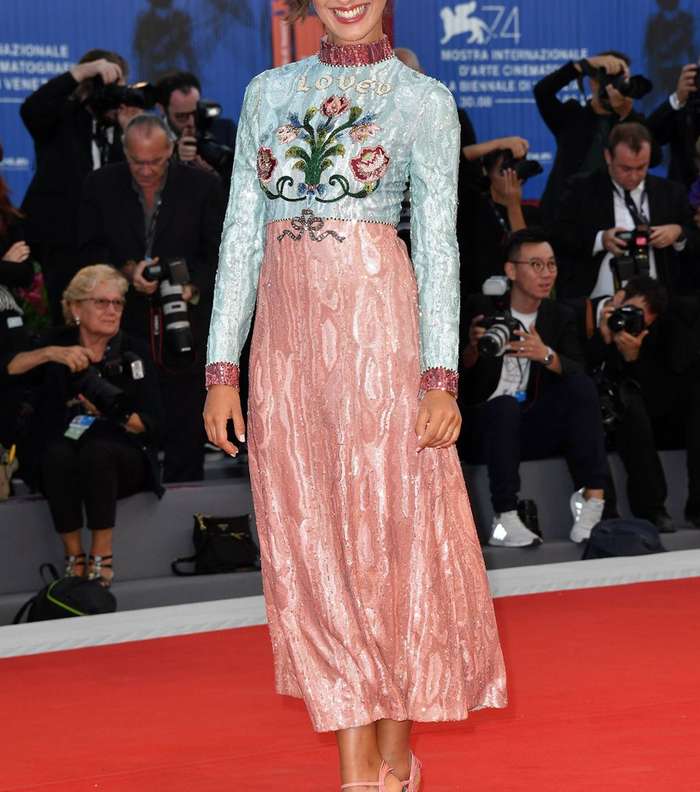 ستيلا اغيتو بفستان من غوتشي في مهرجان البندقية السينمائي 2017