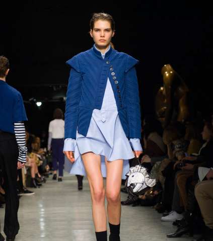 السترة القصيرة باكمام مثلثة من Burberry لشتاء 2018