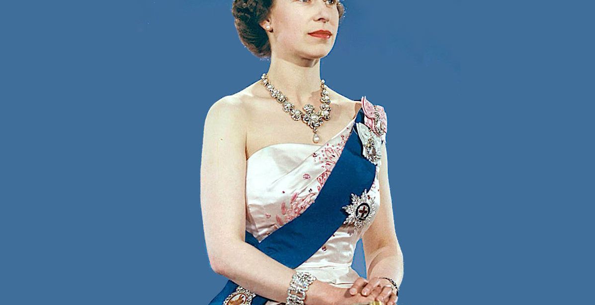 10000 حبة من اللؤلؤ زينت فستان زفاف الملكة اليزابيث! وهذا هو ثمنه!