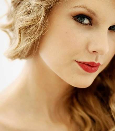 الآيلاينر: سر جمال ماكياج عيون تايلور سويفت 