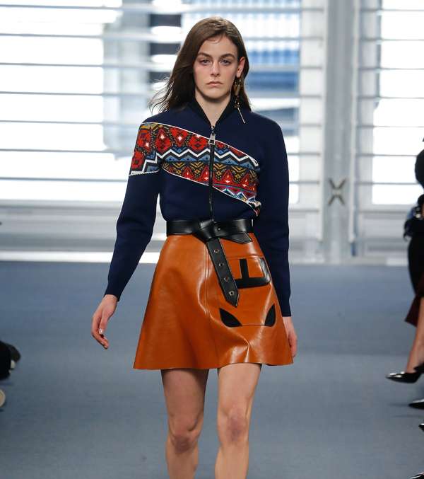 التنورة القصيرة مع الجيب