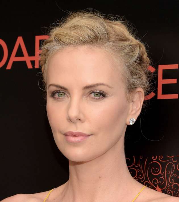 حتّى لف الشعر إعتمدته تشارليز مع الشعر القصير