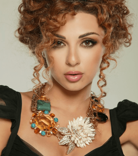 رفعة الـ Updo مع الخصل المجعّدة العفوية