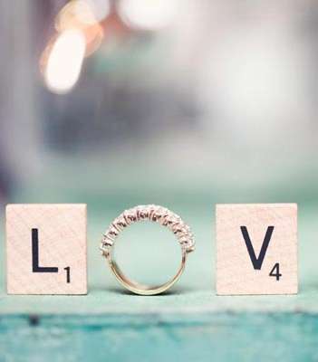 استبدلي حرف الـ O  بالإنكليزيّة في كلمة LOVE بخاتم زفافك الدائري. 