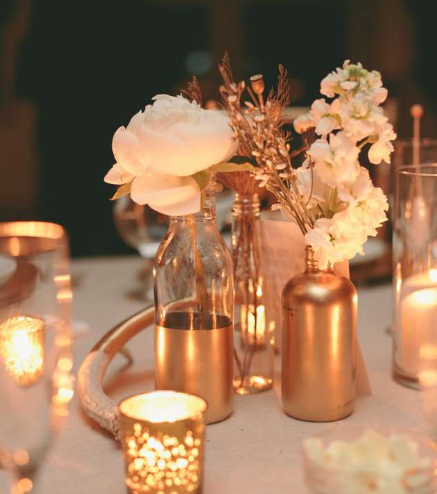 الشموع وسط طاولات العشاء في حفل الزفاف