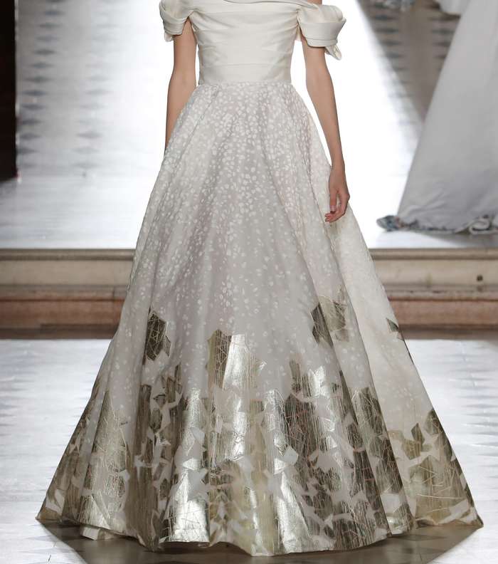 فستان بقصة منفوخة مع اكمام منسدلة على الاكتاف من طوني ورد لشتاء 2018