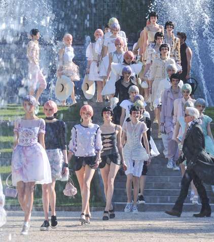 كارل لاغرفلد يختار قصر فيرساي لعرض إحدى مجموعات CHANEL Cruise
