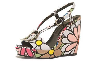 تالقي بحقائب واحذية Roger Vivier لصيف 2016