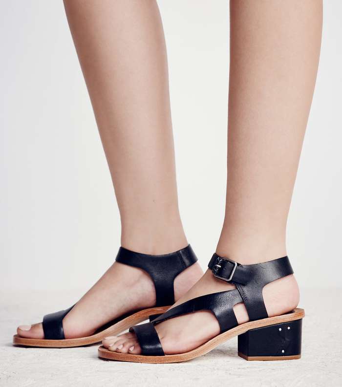 حذاء الصندل بالكعب العريض Block Heels من الاحذية التي تليق بالتنانير كما البناطيل